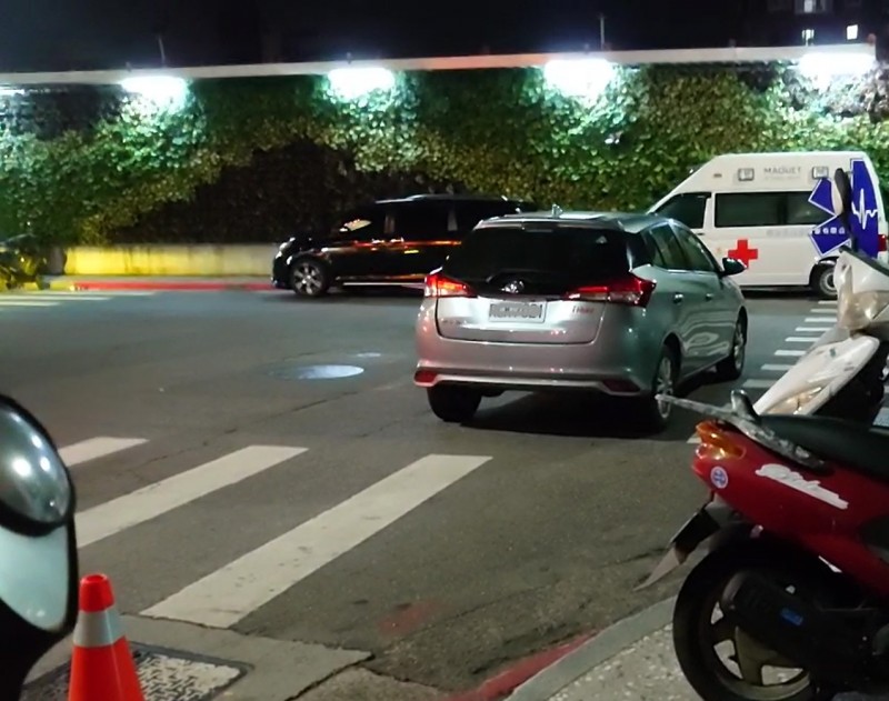 這種直接將車停在路口,嚴重影響交通安全者,人人都得以檢舉。