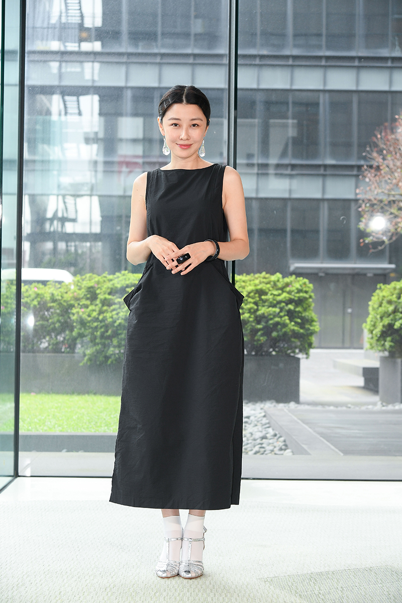 李維維接下《羅雀高飛》,笑說:「沒三天就後悔了!」