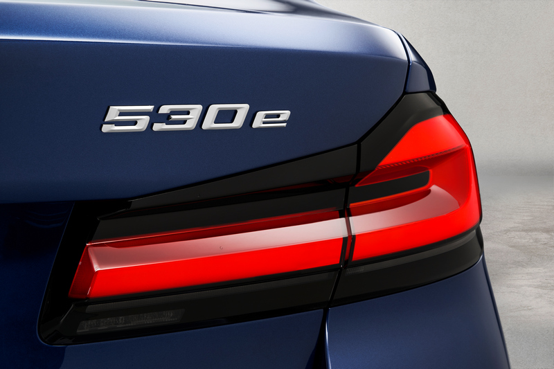 530e由2.0升渦輪引擎與電動馬達組合而成,具有292hp/42.8kgm性能與67公里純電行駛表現。