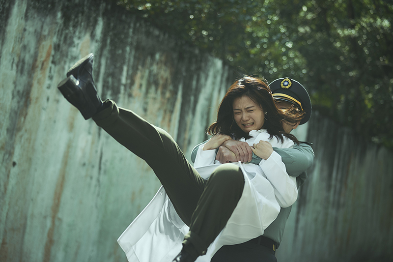 《媽!我阿榮啦》中楊小黎(左起)、隆宸翰大打出手 見血、中暑樣樣來。 ※戲劇效果請勿模仿※