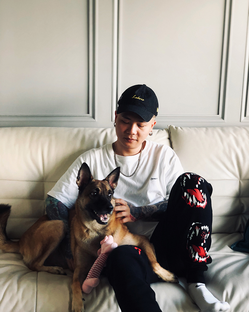 蕭秉治赴美計畫因疫情取消,在家與愛犬「豬血糕」合體