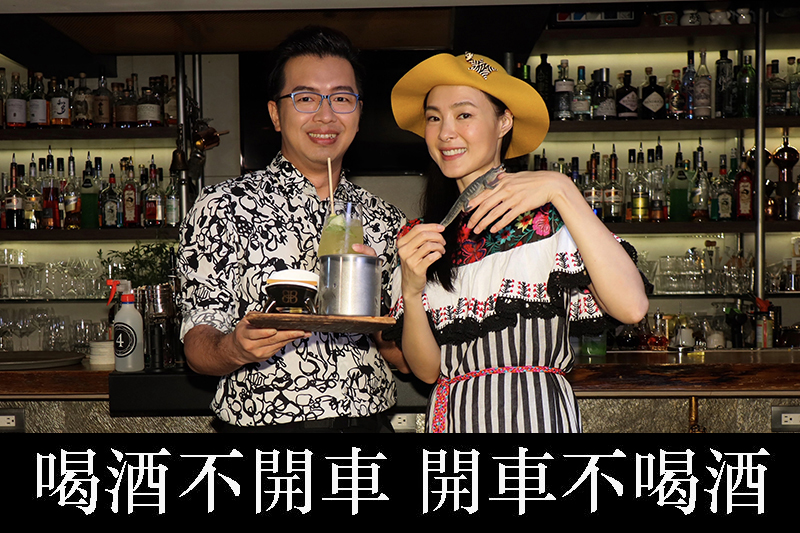 《做工的人》演員曾珮瑜(右)接受主持人鄭偉柏訪問。