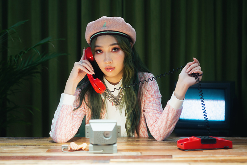 Karencici傲嬌求愛新曲《ihateyou1000》,MV揪藝人好友連線在家耍廢。