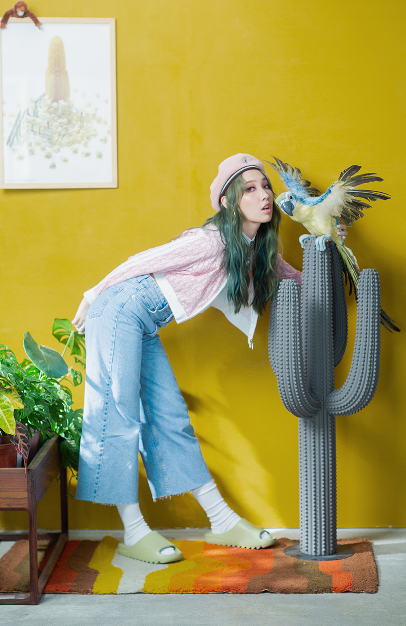 Karencici傲嬌求愛新曲《ihateyou1000》,MV揪藝人好友連線在家耍廢。