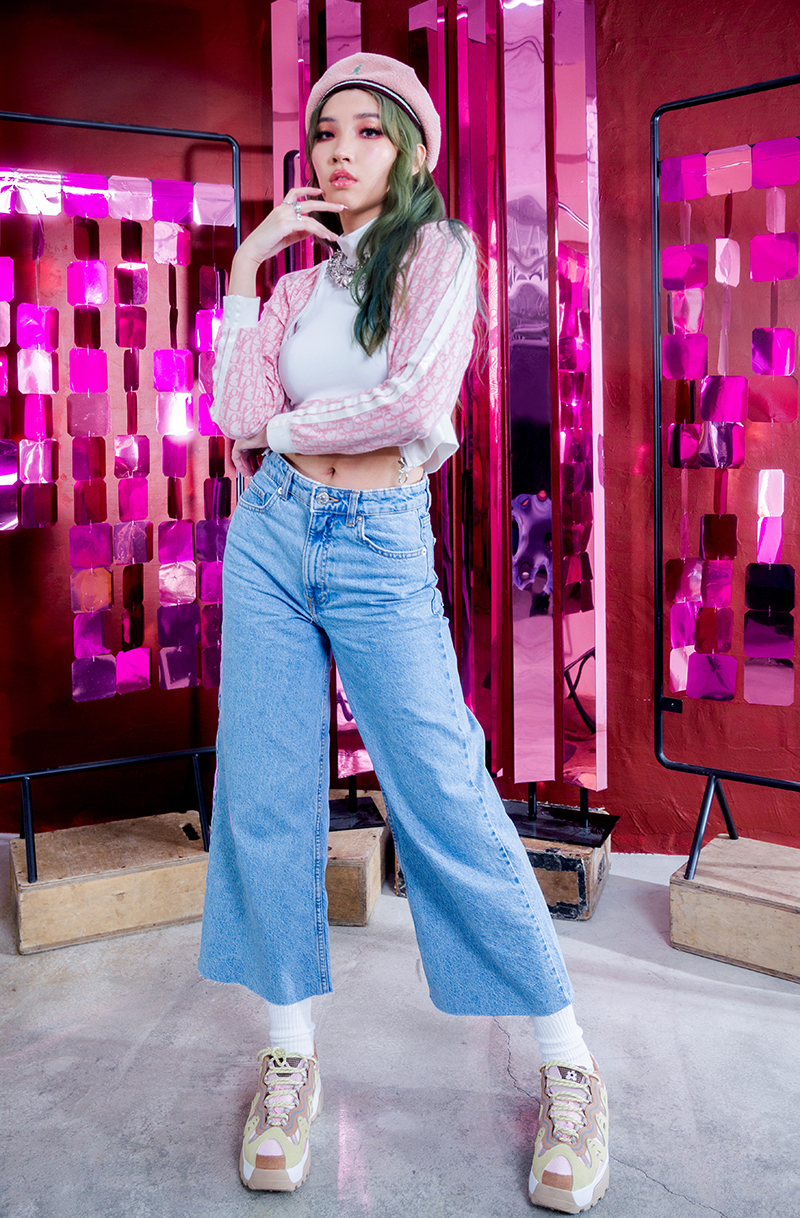Karencici傲嬌求愛新曲《ihateyou1000》,MV揪藝人好友連線在家耍廢。
