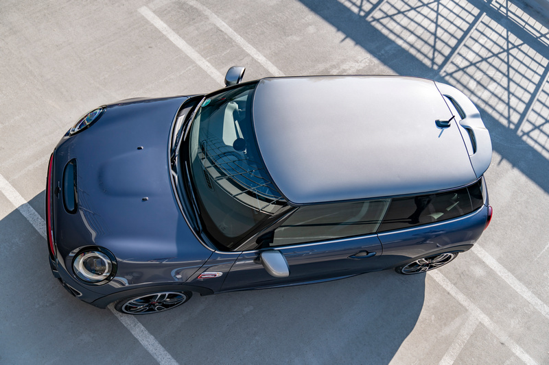 John Cooper Works GP Pack套件,車身採賽車灰金屬色,後視鏡、尾翼與車頂則以熔銀金屬色配色。
