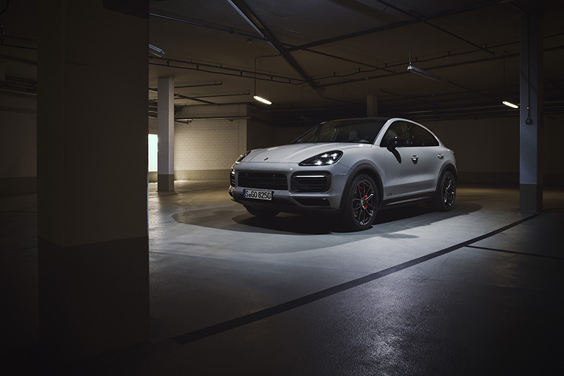 全新 Cayenne GTS 車系標準配備高光澤黑色 21 吋 RS Spyder Design 輪圈,同時配備燻黑LED頭燈系統含保時捷動態照明系統(PDLS)與燻黑LED 尾燈。