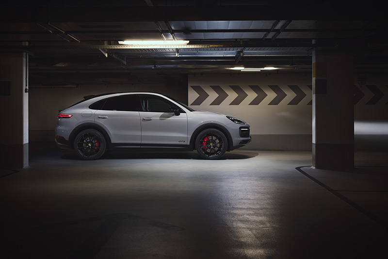 全新 Cayenne GTS Coupé標準配備的鋼製圈簧懸吊包含保時捷主動式懸載調整系統(PASM)以及更加運動化的阻尼控制,將車身降低 20 mm,並創造更好的橫向動態表現。