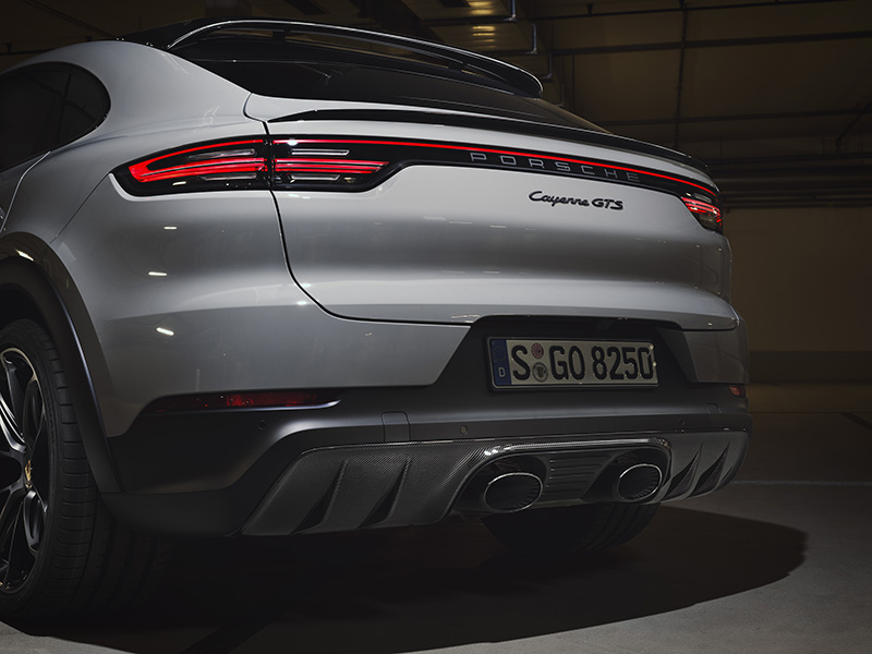 Cayenne GTS 與 Cayenne GTS Coupé前車門檻、轉速錶與座椅頭枕皆落有「GTS」標誌。另有多款個人化選項,包含配色的GTS內裝套件,如胭脂紅、蠟灰以及裝飾車縫線。