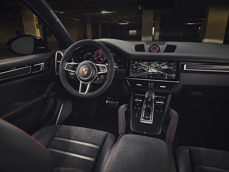 全新 Cayenne GTS 車系標準配備高光澤黑色 21 吋 RS Spyder Design 輪圈,同時配備燻黑LED頭燈系統含保時捷動態照明系統(PDLS)與燻黑LED 尾燈。