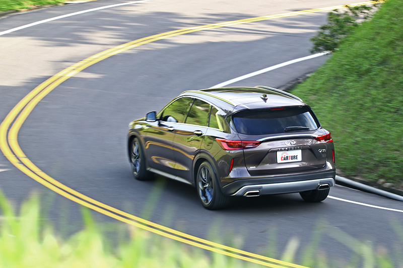 彎中反應依舊相當Infiniti...也就是說表現得很棒的意思!