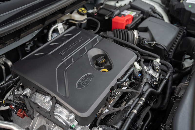 EcoBoost®180 渦輪增壓汽油引擎採用雙噴油系統技術(PFi歧管噴射 + GDI缸內直噴),搭配八速自排變速箱,具備180ps / 6,000rpm最大馬力與26.3kgm / 3,000rpm最大扭力。