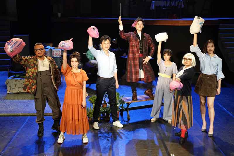 音樂劇《倒垃圾》演員齊聚歌手及劇場好手(由左到右),王鏡冠、夏宇童、凱爾、倪安東、賴盈螢、高慧君、劉樸。