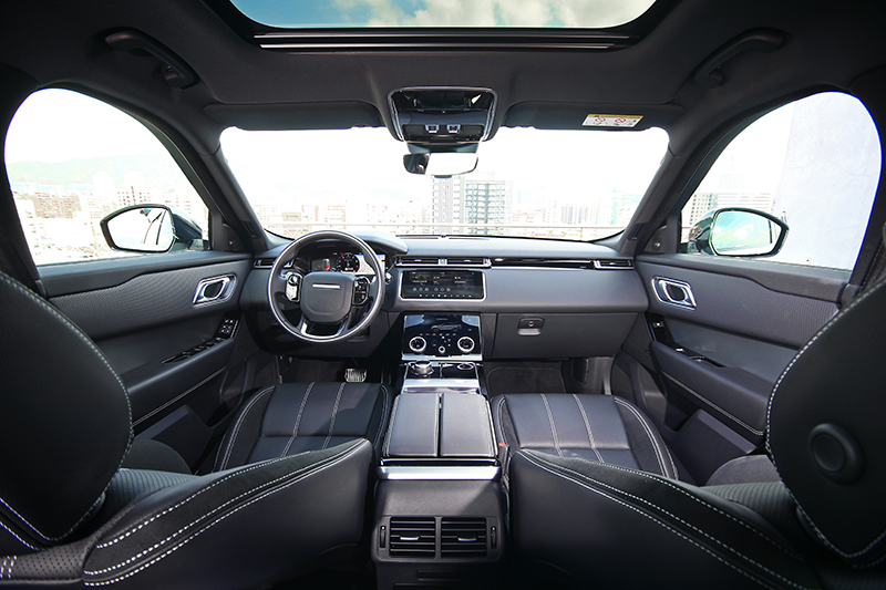 Range Rover Velar以平整優雅的極簡風格與極致考究的細膩用料,將前衛科技的冷冽與疏離完美平衡。