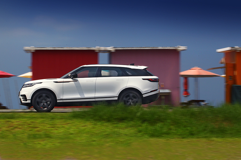 擁有高剛性車體的Range Rover Velar具備600mm至650mm涉水深度,連同齊備的安全科技,上山下海無入而不自得。