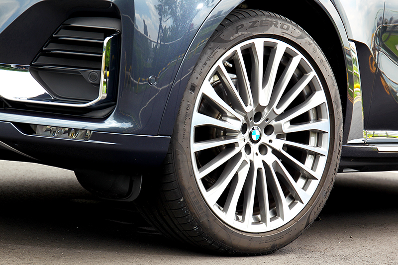 前275/40 R22、後315/35 R22輪胎規格已比許多跑車都還要大。