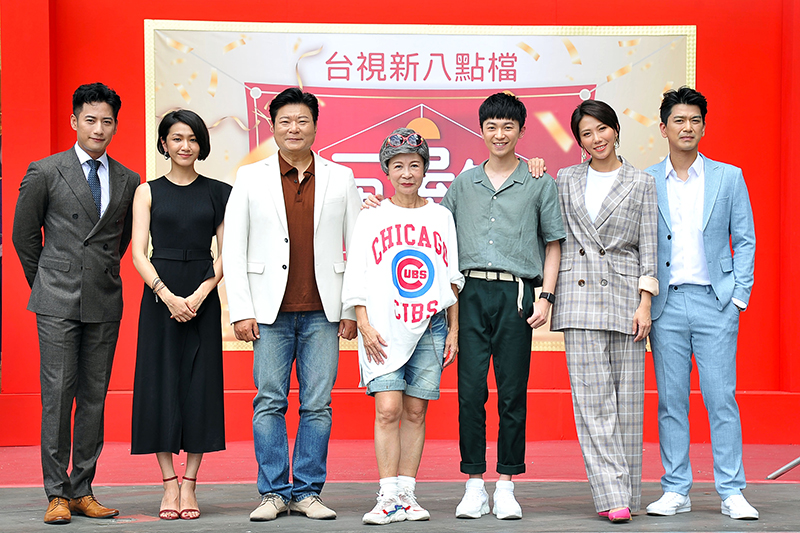 《一個屋簷下》主要演員(左起)周孝安、林意箴、陳文山、吳佳姍、陳玹宇、周宜霈、潘逸安。
