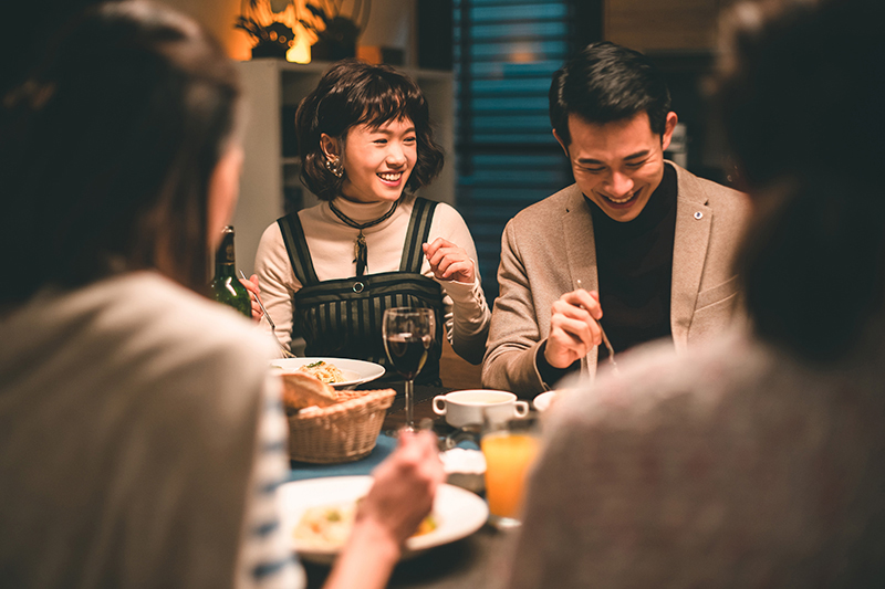 《老姑婆的古董老菜單》演員(左起)嚴正嵐、曾子益。