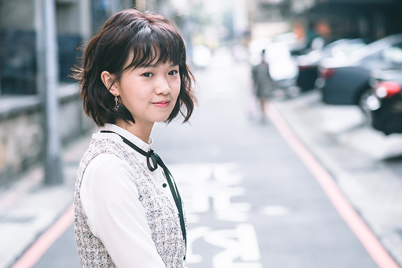 《老姑婆的古董老菜單》女主角嚴正嵐台語片尾曲「滿星閃爍」。