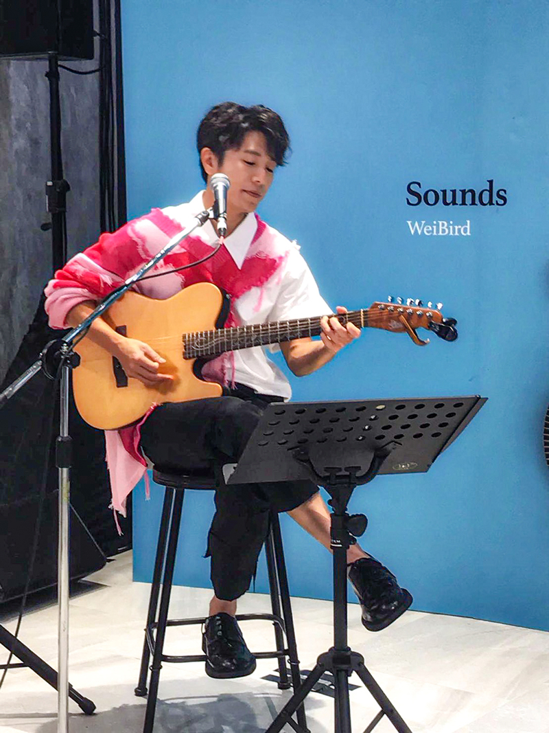 韋禮安一小時直播中現場演唱了近十首歌曲。