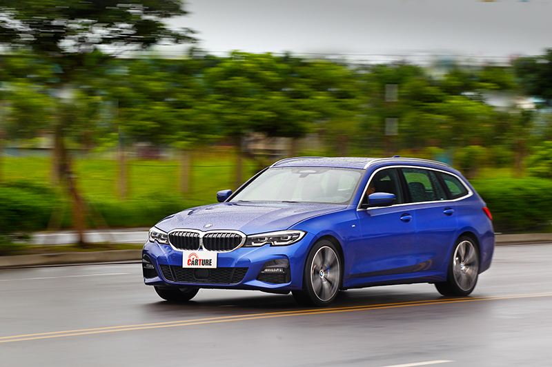 330i Touring車重較X3輕且動力輸出更大，自然加速也來得更為輕快。