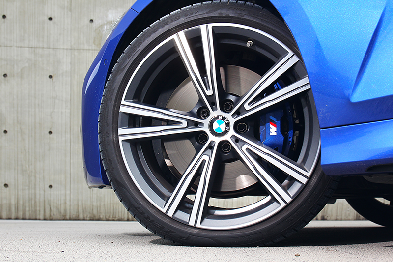 330i Touring輪胎採前225/40 R19,後255/35 R19配置。