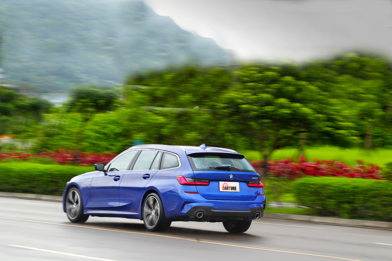 330i Touring有著更低的重心加上跑車化懸吊系統,因而有著更為優異且具樂趣的操控表現,不僅如此也兼顧乘坐舒適性。