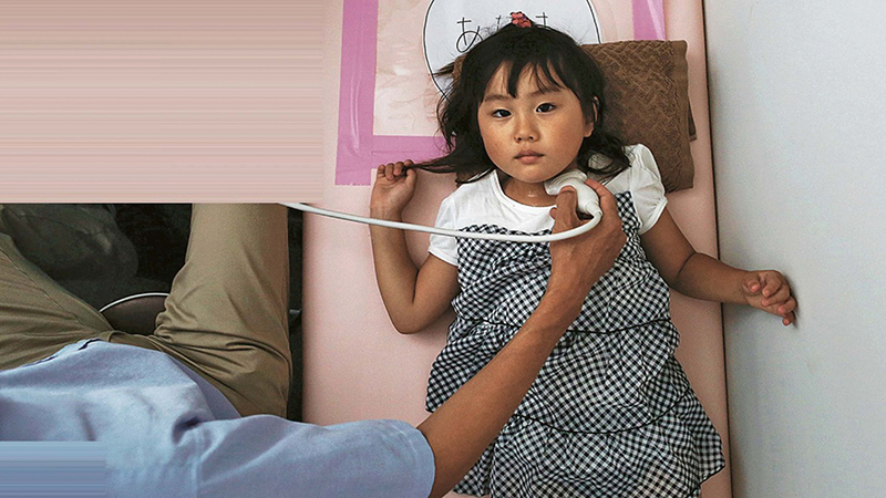 為核災區的幼童進行身體檢查