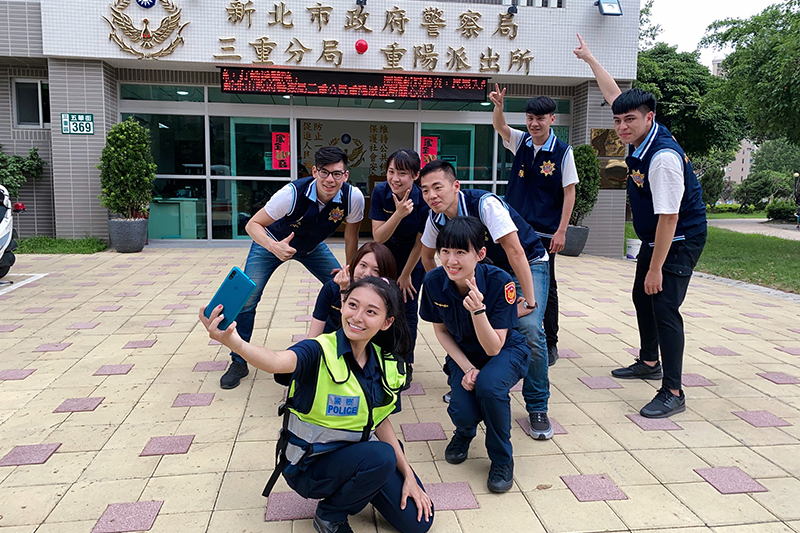 祈錦鈅擔任新北市政府警察局宣導代言人,KUSO 反毒健康操。