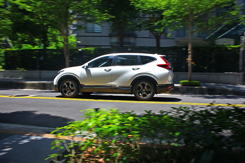Honda CR-V不僅傳承品牌血統擁有卓越動態性能,同時對於安全輔助也極度重視,標準配備Honda SENSING智慧安全主動防護系統就是最好的例子。