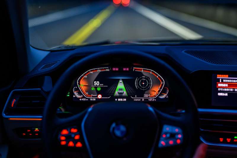 318i Luxury搭載完整的BMW Personal CoPilot智慧駕駛輔助科技。