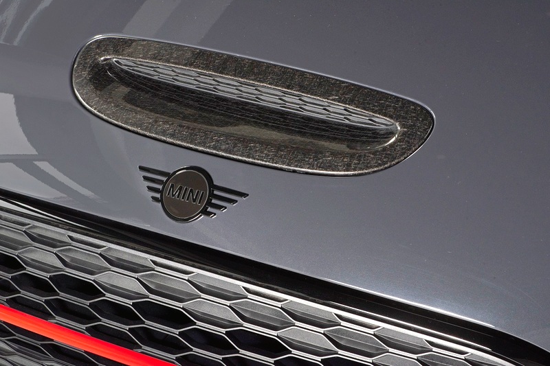 JCW碳纖維飾板與Piano Black黑色高光澤處理MINI Logo。