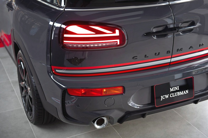 Piano Black黑色高光澤處理MINI Logo、Clubman車型銘版、尾門把手與Union Jack英國旗LED尾燈。