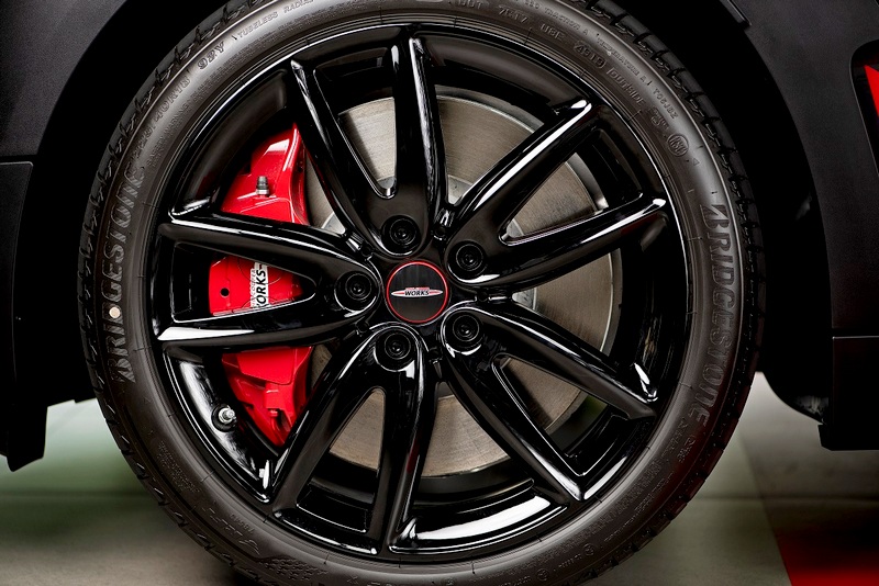 18吋JCW Grip Spoke黑色輪圈與Chili Red塗裝卡鉗。