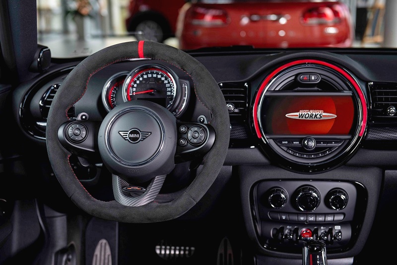 JCW Alcantara麂皮賽車方向盤與換檔撥片。