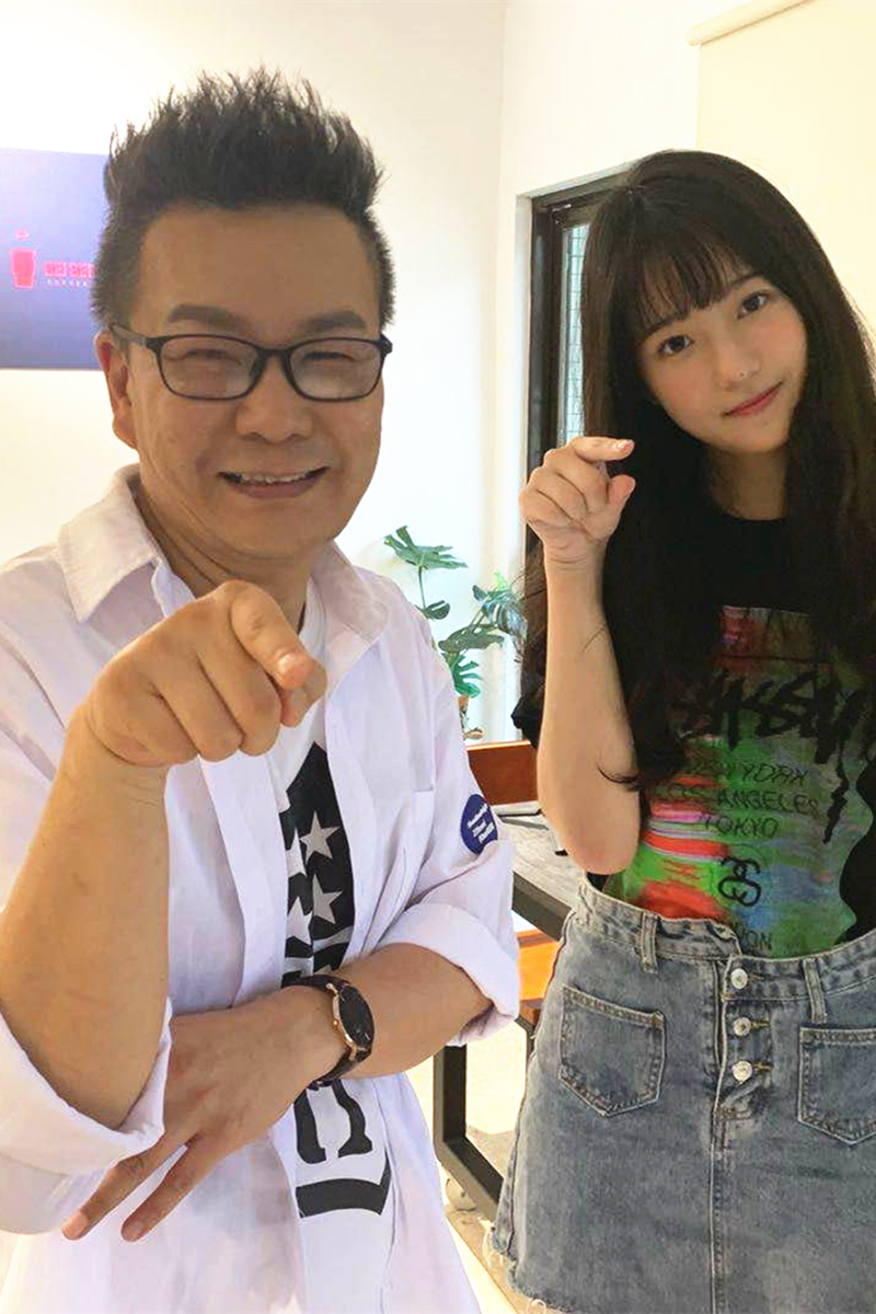 裘斯淇(右)國小就初戀,讓主持人沈玉琳(左)擔心起女兒。