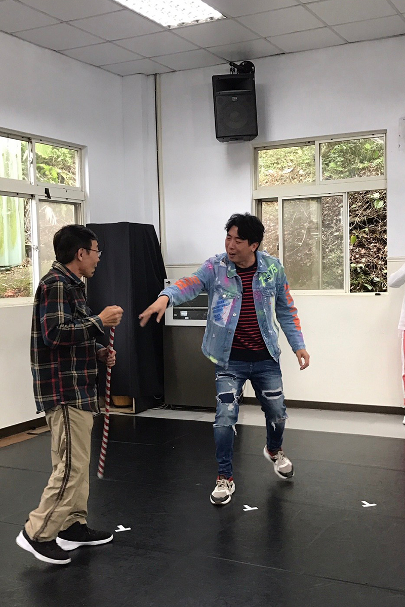 梁赫群在《一個都不能少》中提起心中影響他最深的老師,開玩笑形容:「很兇,想對他提起訴訟!」下一秒老師便從教室後門帶著曾「教訓」過他的藤條現身。