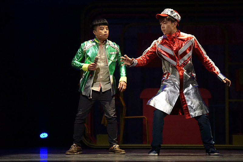 舞台劇《變身偵探》演員黃豪平(右)曾被酸:你講這個不好笑朝聖魔術大會體悟「爭議其實是天賜的禮物」。