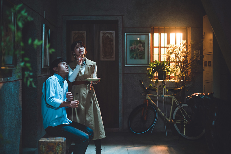 《老姑婆的古董老菜單》戲中李冠毅(左起)、嚴正嵐也因為蚵嗲碰上靈異事件。