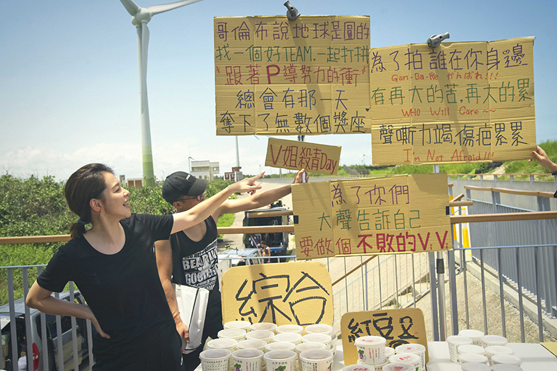《誰在你身邊》徐若瑄這次身兼製作人與演員,順利拍攝完畢,她讚嘆要拍完一部戲真的不容易。/頤東娛樂提供