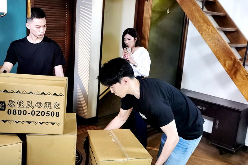 《我的青春沒在怕》中唐禹哲一日體驗搬家工人。