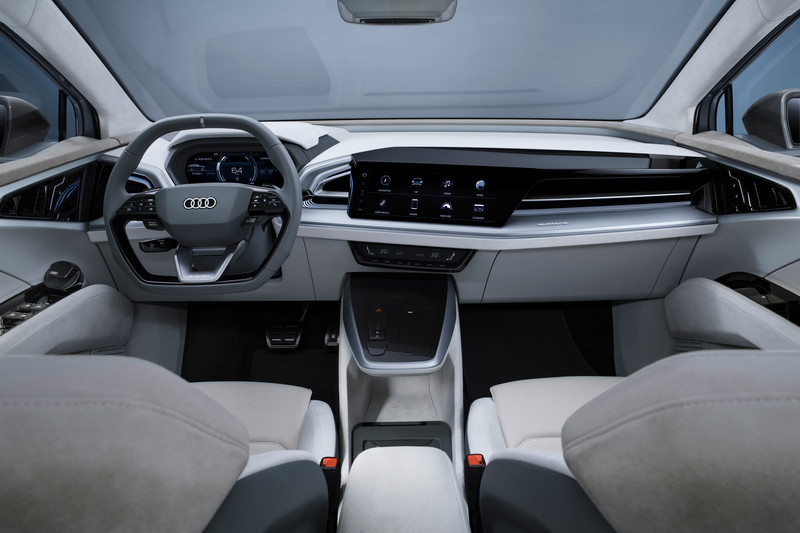Q4 Sportback e-tron concenpt運用擴增實境抬頭顯示器,可將交通號誌、限速、圖像指標等行車資訊投射顯示於前擋風。