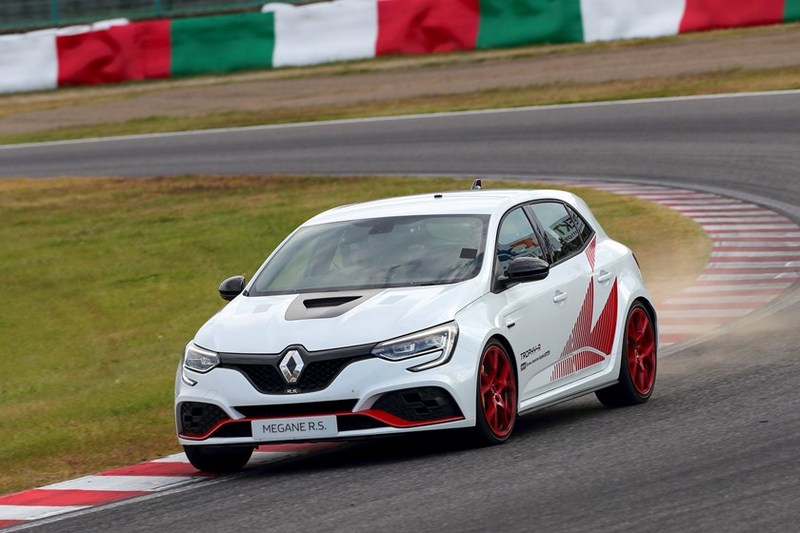 之前鈴鹿賽道最速前驅紀錄由Megane R.S. Trophy-R以2分25秒454保持。