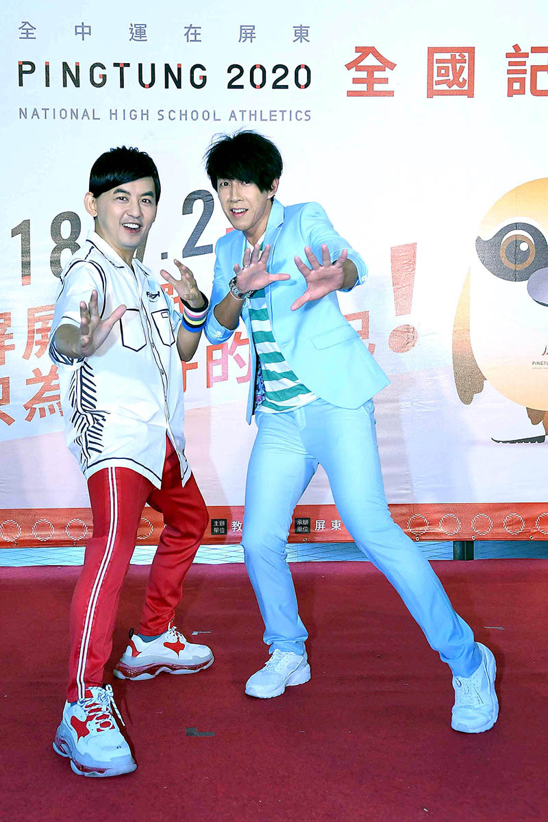 《2020全中運在屏東選手之夜》由黃子佼(左起)、DJ Dennis擔任主持人。