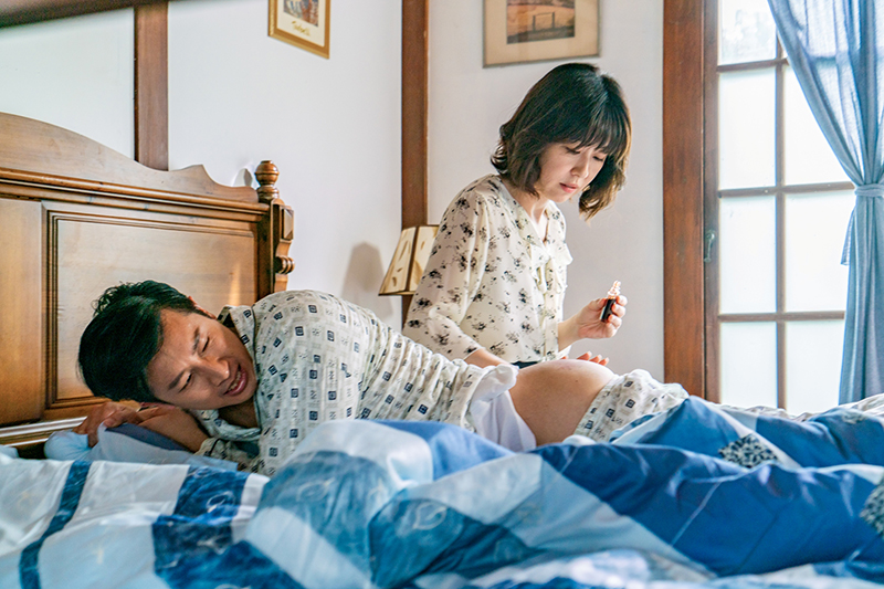 《羅雀高飛》Darren邱凱偉在劇中獻出了屁股的「第一次」,李維維也笑說自己也是「第一次」幫男人擦屁股!