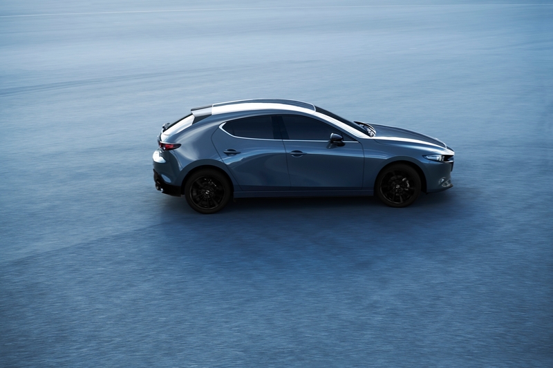 新年式Mazda 3除新增車型加配備亦提供極境灰車色。