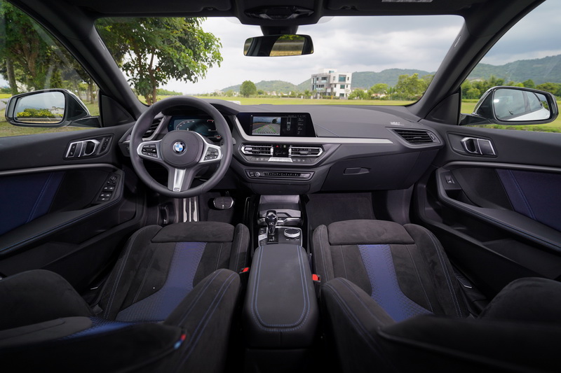 進入車艙後那熟悉的巴伐利亞氛圍隨即湧現,典型的BMW配置在新、舊世代輪替之間依舊是讓駕駛者最安心的一塊