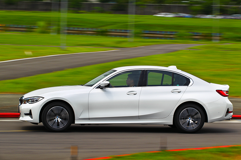 318i Luxury雖配置一般懸吊,但仍保有一定操控水準,且也兼顧乘坐舒適性。