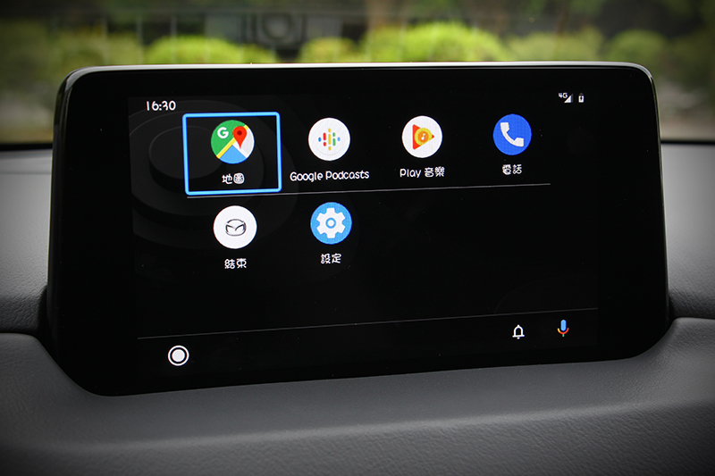 CX-5獻定版全車系將MAZDA CONNECT中央資訊顯示幕放大至8吋,當然Apple CarPlay與Android Auto手機連結功能同樣是標配。