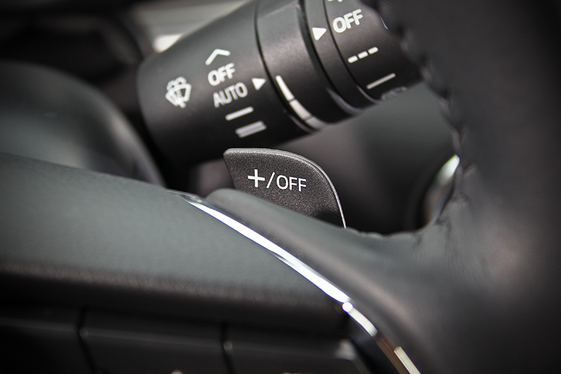 MAZDA CX-5旗艦獻定版以上還新增同級僅見的方向盤換擋撥片,讓駕駛者得以隨心所欲掌控一切。